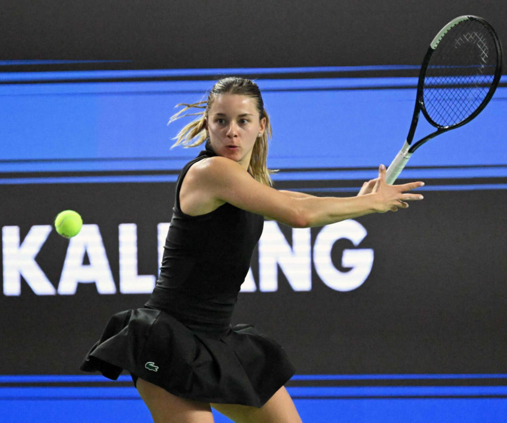 Tenisistka Maja Chwalińska uderza piłkę oburęcznym backhandem. O jej meczu w Wuhan przeczytasz na SE Supersport.