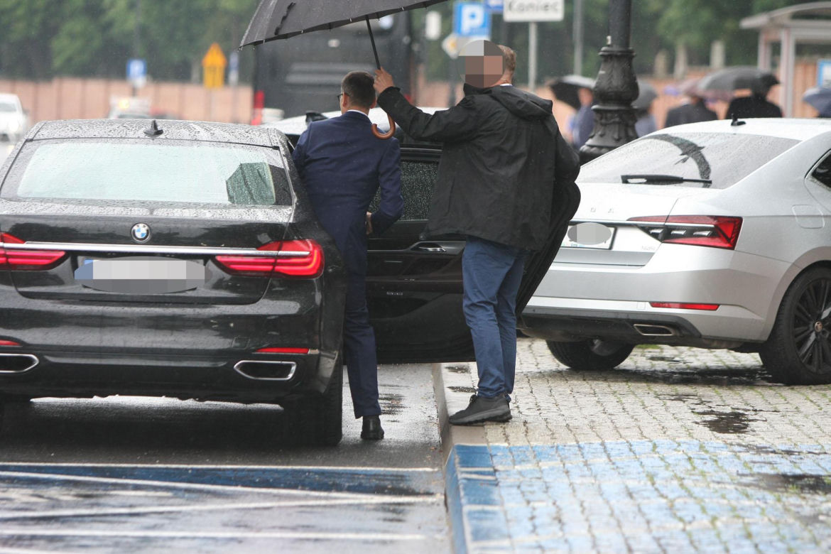 Morawiecki pod ochroną na miesięcznicy 