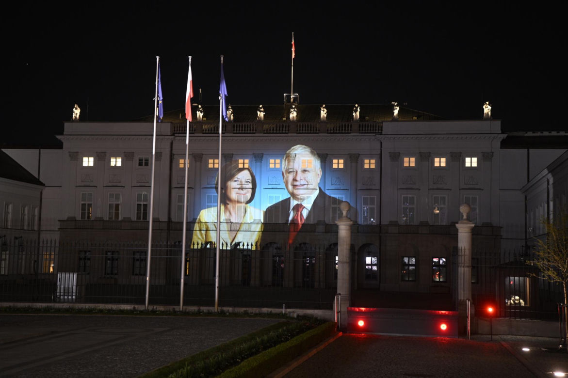Marsz Pamięci PiS przeszedł ulicami Warszawy. To już 16 lat po katastrofie smoleńskiej