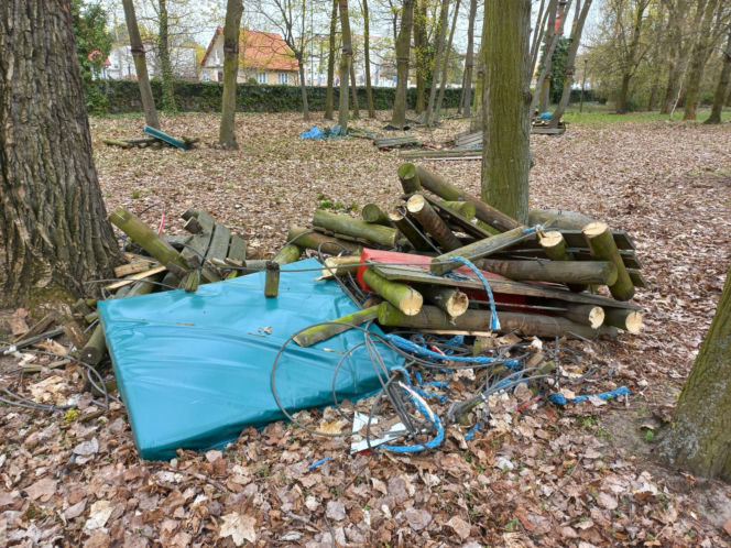 Rozbiórka Parku Linowego Tarzan w Parku Tysiąclecia w Lesznie