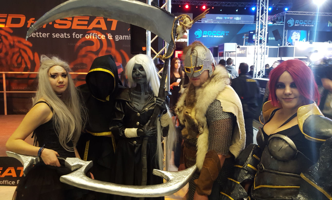 Hostessy i cosplay'e na IEM 2016
