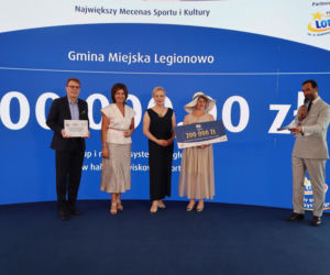 Ponad 7 mln zł dla lokalnych projektów. Na Służewcu wręczono czeki laureatom programu „Sportowo Kulturalnie Lokalnie”.