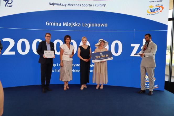 Ponad 7 mln zł dla lokalnych projektów. Na Służewcu wręczono czeki laureatom programu „Sportowo Kulturalnie Lokalnie”.