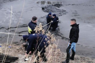 Córka zgłosiła zaginięcie. Mamę znaleźli w zamarzniętym stawie na Podkarpaciu