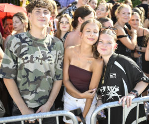 Fani w upale czekają na koncert The Weeknd. Tłumy w Warszawie