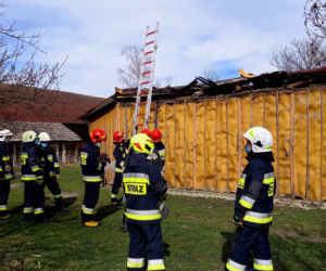 Katastrofa budowlana w Lusławicach. Starszy mężczyzna wyniesiony z domu przez policjanta i strażaka