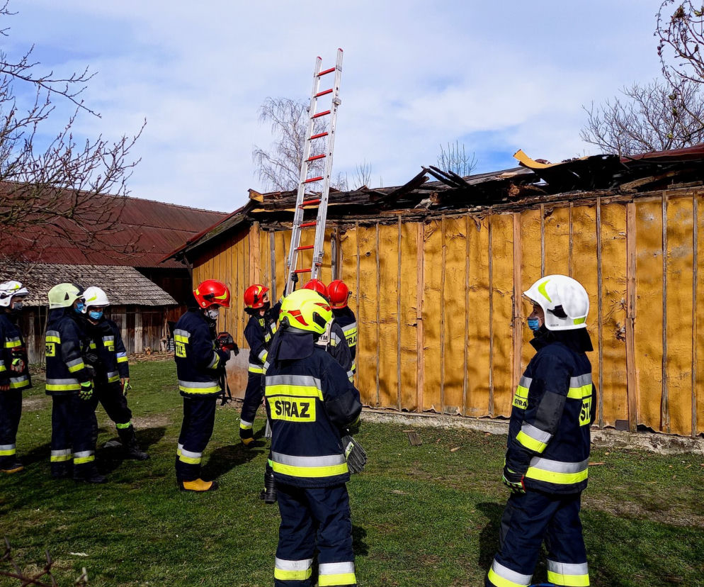 Katastrofa budowlana w Lusławicach. Starszy mężczyzna wyniesiony z domu przez policjanta i strażaka
