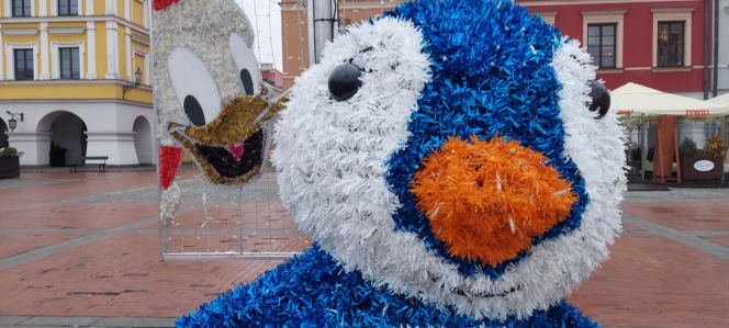 Bajkowa instalacja przed zamojski ratuszem