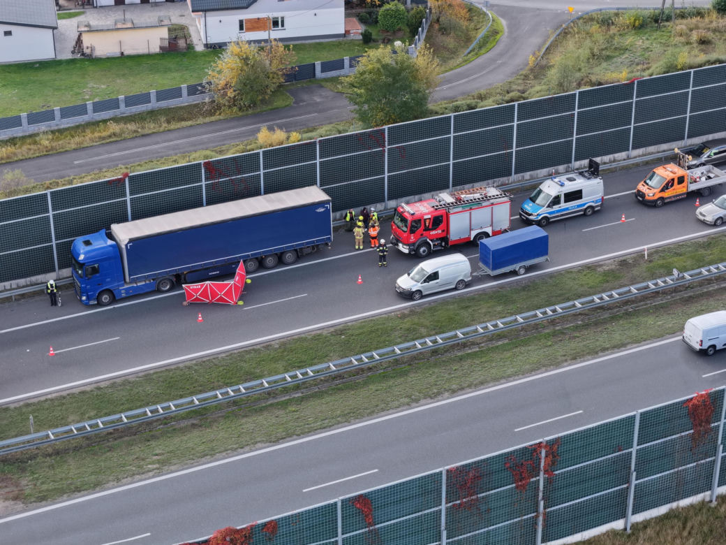 Śmiertelne potrącenie na A2. Nie żyje 71-letni kierowca ciężarówki