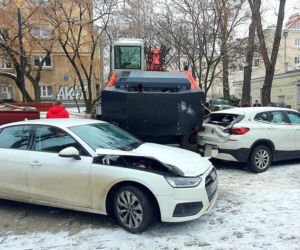 Koparka przewróciła się na 3 samochody