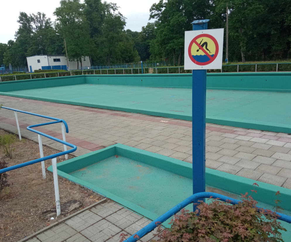 Basen przy stadionie w tym roku tez będzie pusty.