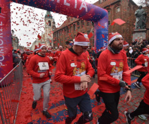 23. Festiwal Biegów Świętych Mikołajów w Toruniu. Zdjęcia ze starówki