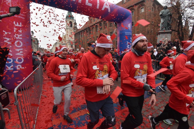 23. Festiwal Biegów Świętych Mikołajów w Toruniu. Zdjęcia ze starówki