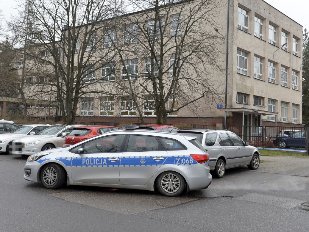 Tragedia na Mokotowie. Zwłoki młodziutkiej kobiety na szkolnym boisku