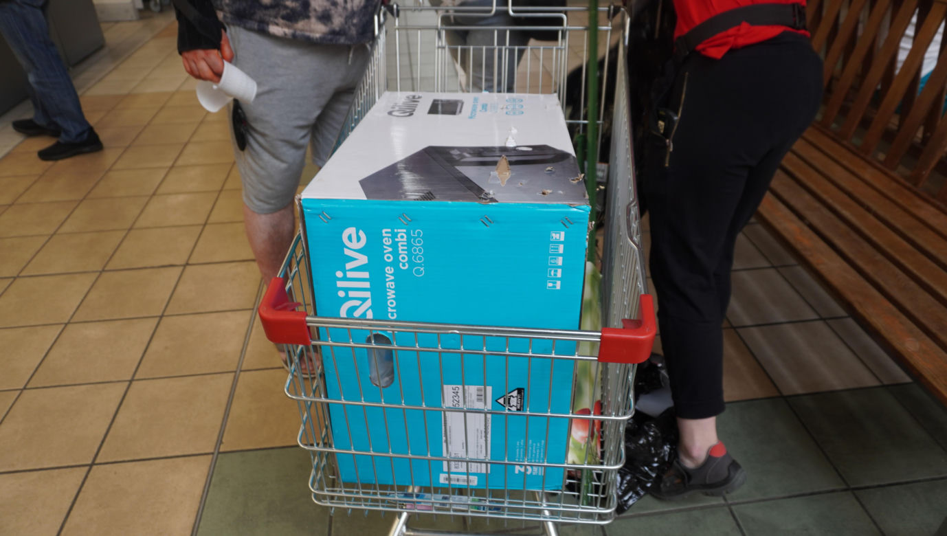Tajemnicze wózki w Auchan w Olsztynie. Sprawdziliśmy, co było w środku. Zobacz zdjęcia!
