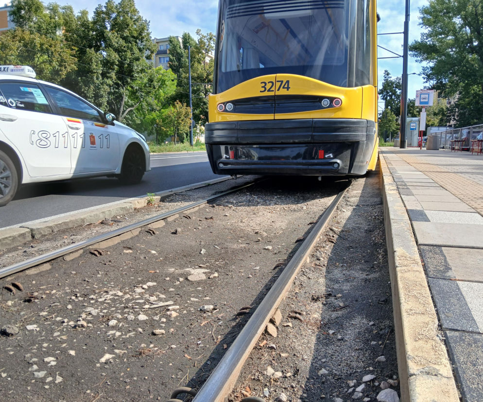 Tramwaj i taksówka na Alei Waszyngtona w Warszawie. O planach przebudowy torowiska przeczytasz w serwisie Architektura.