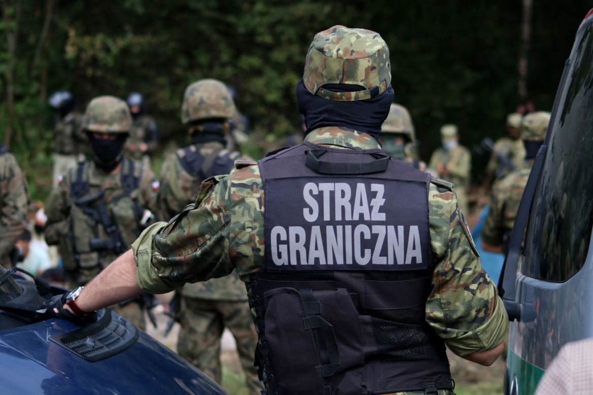 Usnarz Górny (woj. podlaskie). Grupa uchodźców koczuje na granicy polsko-białoruskiej 