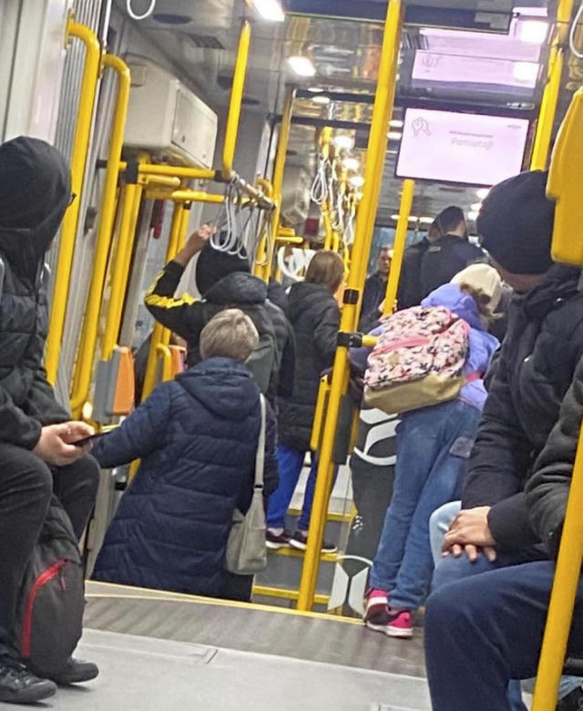 Mężczyzna z urną w tramwaju. Zabrał z cmentarza prochy ojca 