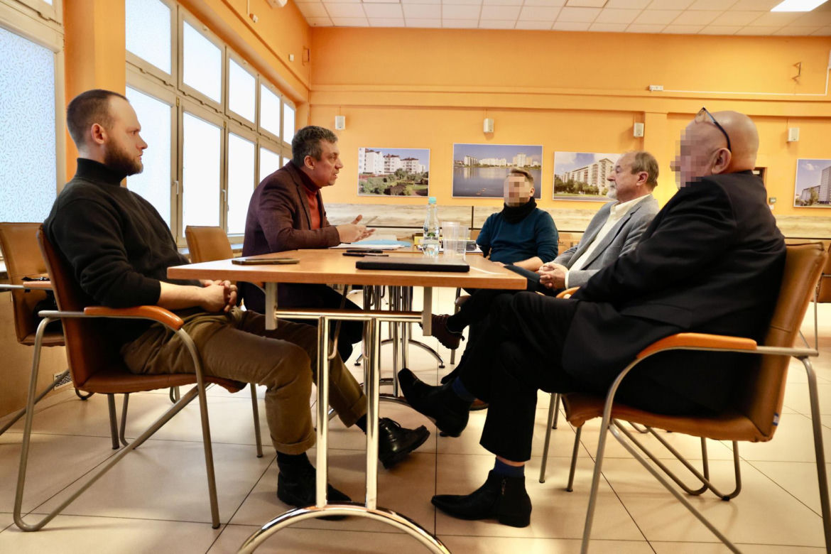 Śmieci, smród i strach na Gocławiu. Sąsiad zbieracz terroryzuje mieszkańców. "On potrzebuje pomocy"