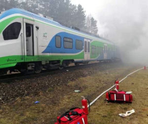Widełka. Groźny wypadek na przejeździe kolejowym! Samochód zderzył się z szynobusem [ZDJĘCIA]
