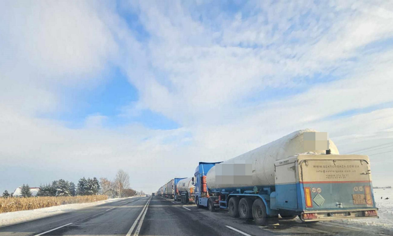 Rośnie frustracja kierowców tirów czekających na wyjazd z Polski do Ukrainy