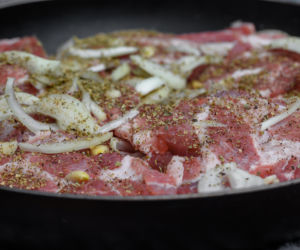 Karkówka pieczona w miodzie i musztardzie z cebulą - wrzuć do piekarnika i masz obiad jak u mamy, tylko lepszy