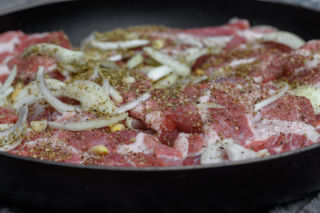 Karkówka pieczona w miodzie i musztardzie z cebulą - wrzuć do piekarnika i masz obiad jak u mamy, tylko lepszy