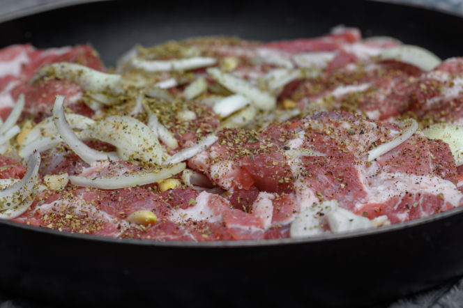 Karkówka pieczona w miodzie i musztardzie z cebulą - wrzuć do piekarnika i masz obiad jak u mamy, tylko lepszy