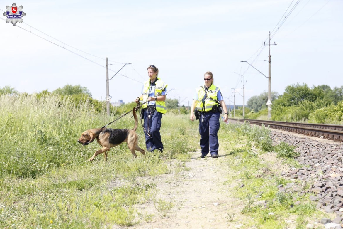 Zbrodnia w Trawnikach. Zamordował żonę i uciekł? Policjanci sprowadzili psy z Saksonii