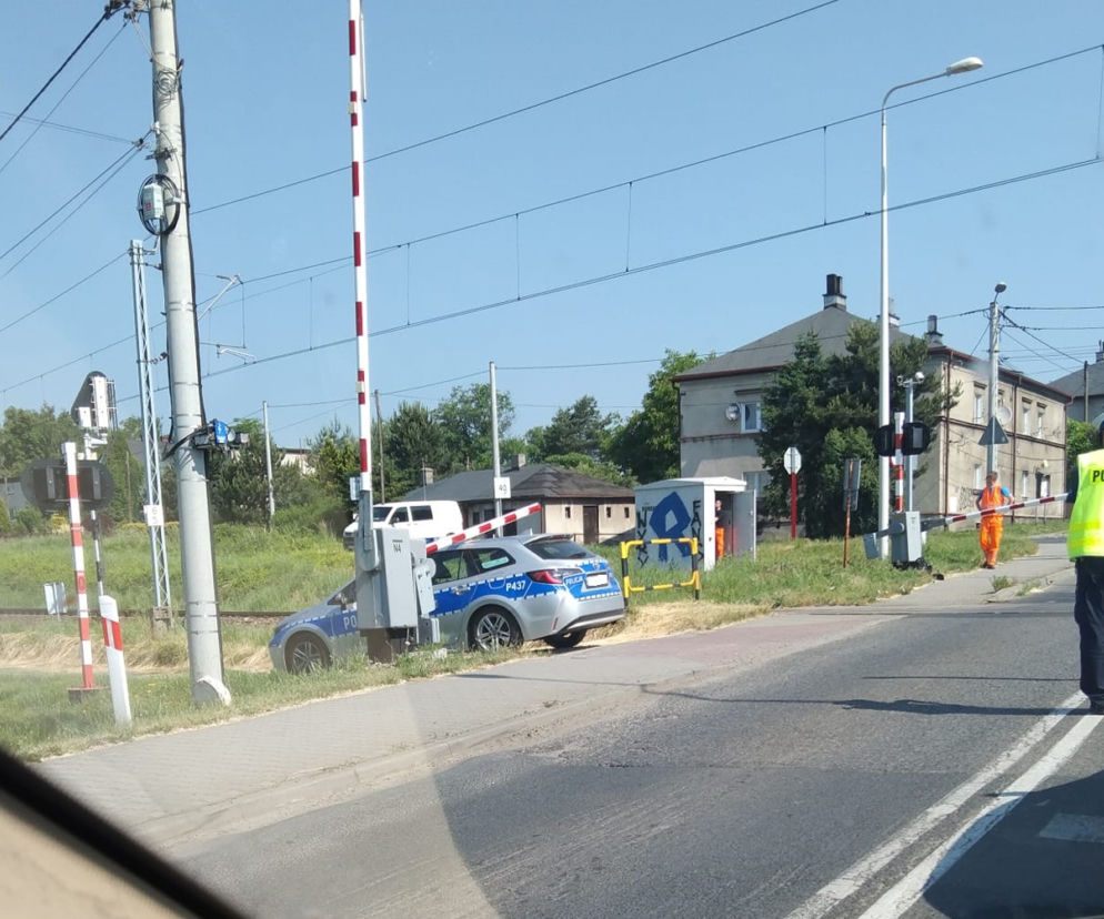 Śląskie. Policjanci kierowali ruchem na przejeździe kolejowym