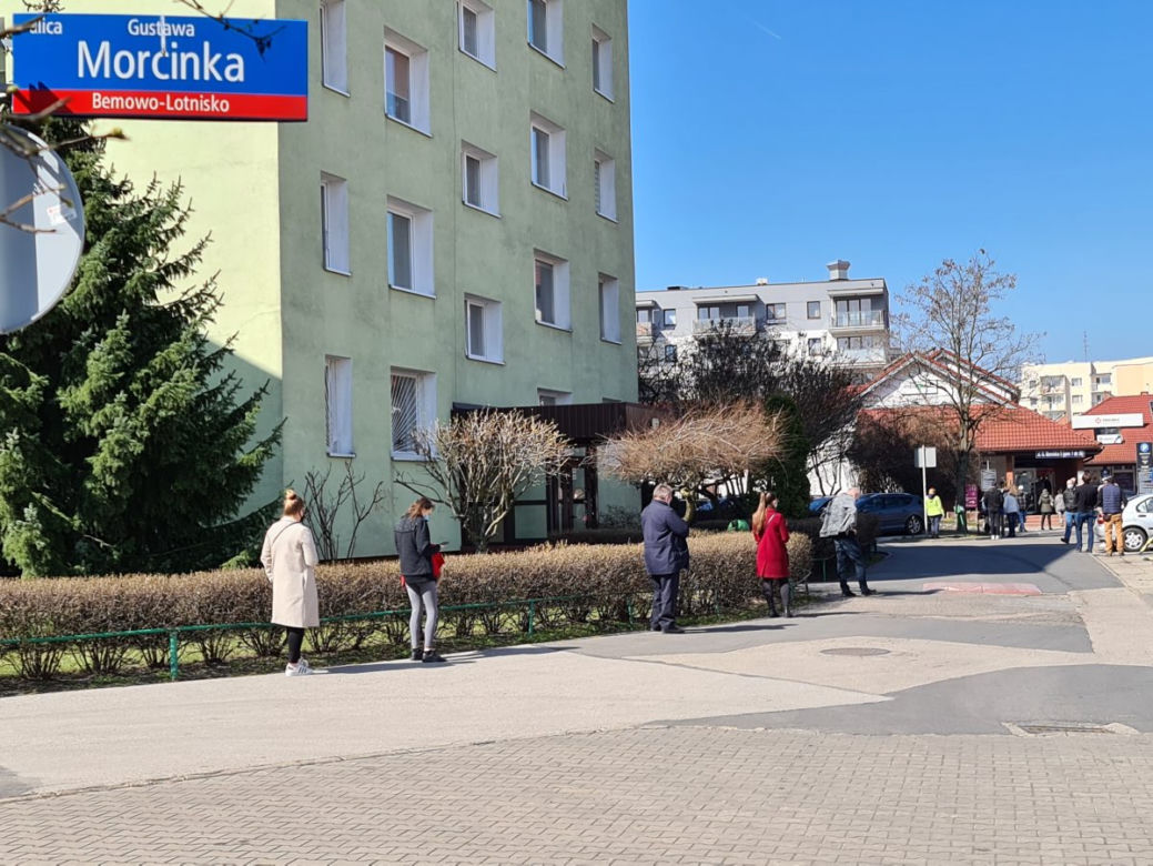 Gigantyczne kolejki do testów na koronawirusa w Warszawie. System tego nie wytrzyma?