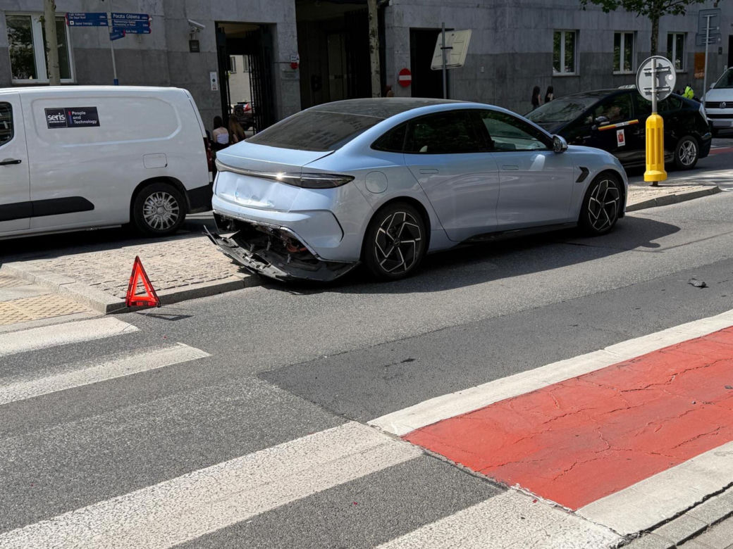 Radiowóz wjechał w elektryka. Niecodzienna kraksa w centrum Warszawy