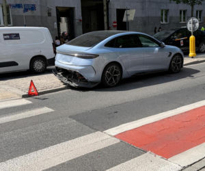 Radiowóz wjechał w elektryka. Niecodzienna kraksa w centrum Warszawy