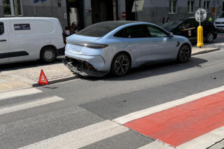 Radiowóz wjechał w elektryka. Niecodzienna kraksa w centrum Warszawy