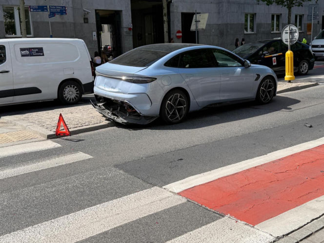 Radiowóz wjechał w elektryka. Niecodzienna kraksa w centrum Warszawy