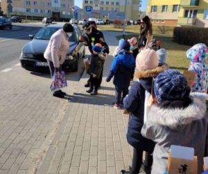 Strażnicy miejscy z Grudziądza rozpoczęli akcję rozdawania torebek na psie odchody