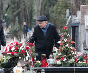 Prezes zawiózł choinkę na grób mamy