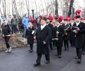 Barbórka 2025. Pobudka górnicza na Nikiszowcu w wykonaniu Orkiestry Wieczorek