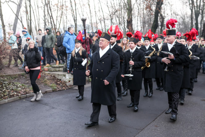 Barbórka 2025. Pobudka górnicza na Nikiszowcu w wykonaniu Orkiestry Wieczorek