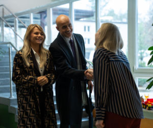 Na dobre i na złe odc. 986. Agata Woźnicka (Emilia Komarnicka), Rafał Konica (Robert Koszucki), dyrektorka (Katarzyna Anzorge)