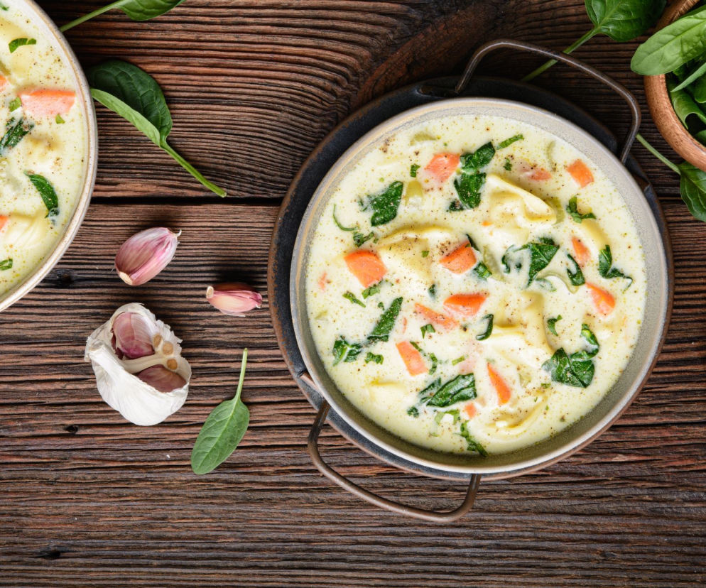 Zupa tortellini z kurczakiem: przepis na kremową, sycącą zupę