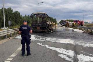 Pożar autobusu na węźle autostrady A1. Utrudnienia w ruchu 