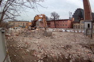 Po dawnym budynku Jutrzenki został tylko komin. Zobaczcie! [ZDJĘCIA]