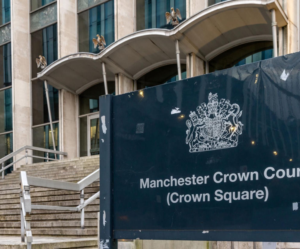 Tablica z napisem Manchester Crown Court przed budynkiem sądu. O procesie gwałcicieli przeczytasz na SE.