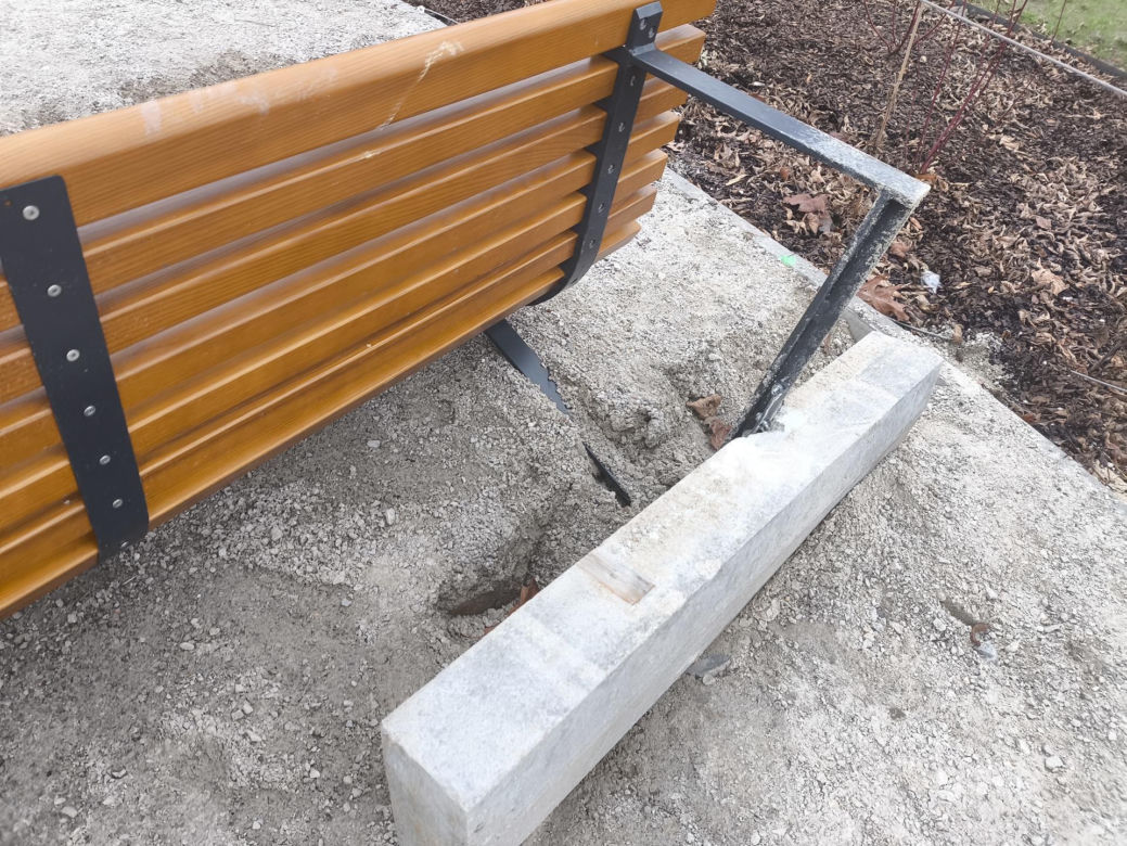 Nowy park w Warszawie już zniszczony. "Przykro się na to patrzy"