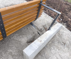 Nowy park w Warszawie już zniszczony. Przykro się na to patrzy