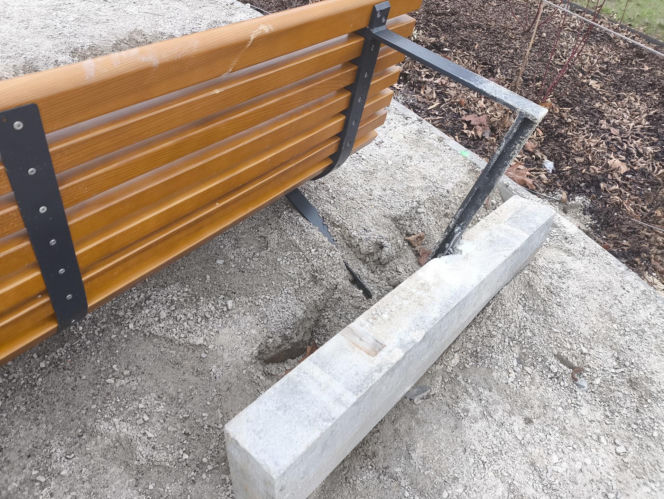 Nowy park w Warszawie już zniszczony. "Przykro się na to patrzy"