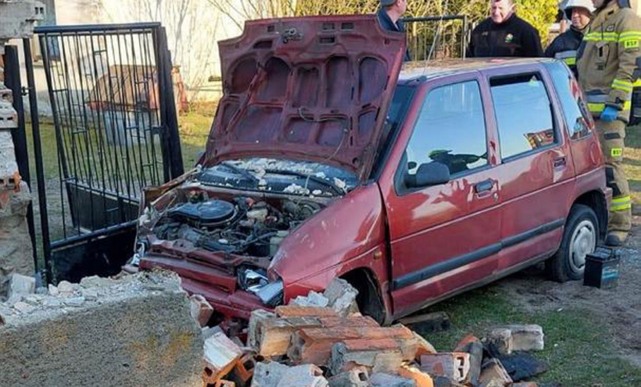 Pijany w sztok prowadził auto. Swoją podróż skończył na ścianie budynku!