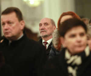 Jarosław Kaczyński na mszy świętej w intencji matki Jadwigi Kaczyńskiej