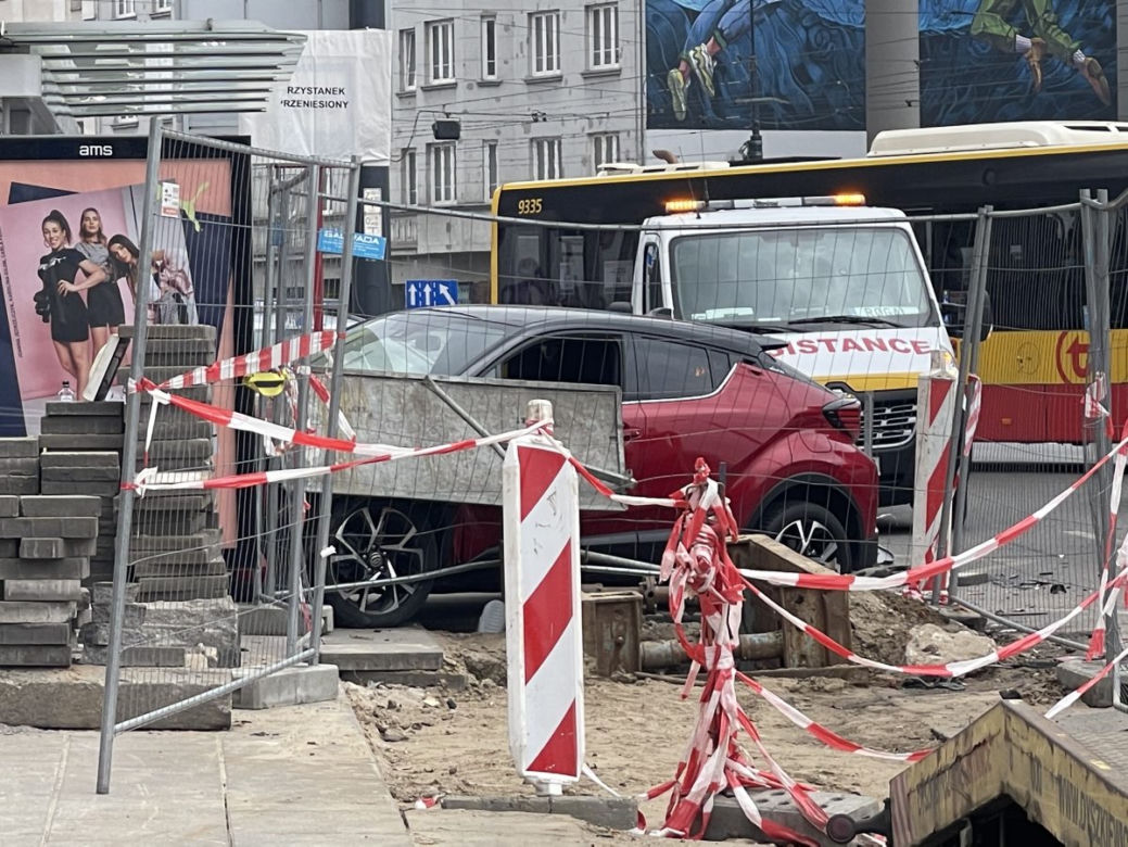 Toyota wjechała w roboty drogowe oraz przystanek autobusowy